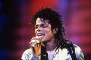 Los herederos de Michael Jackson enfrentan una demanda por presunto abuso y manipulación