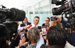 Alejandro Moreno advierte que una democracia se debilita cuando la crítica periodística es vista como una amenaza